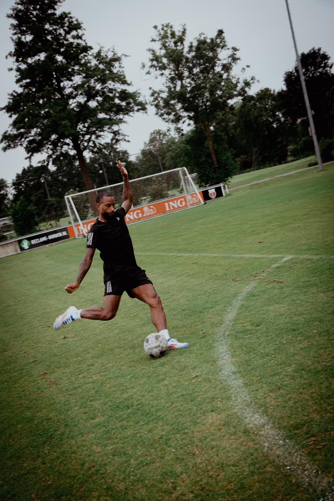 Speler van DPC Academy die een schot neemt op het veld.