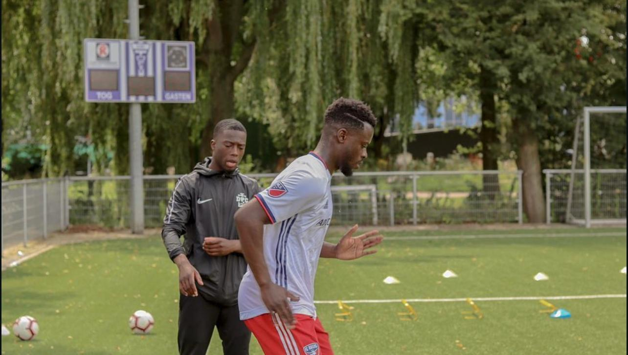 Trainer van DPC Academy observeert een speler tijdens een sprint- en coördinatieoefening.