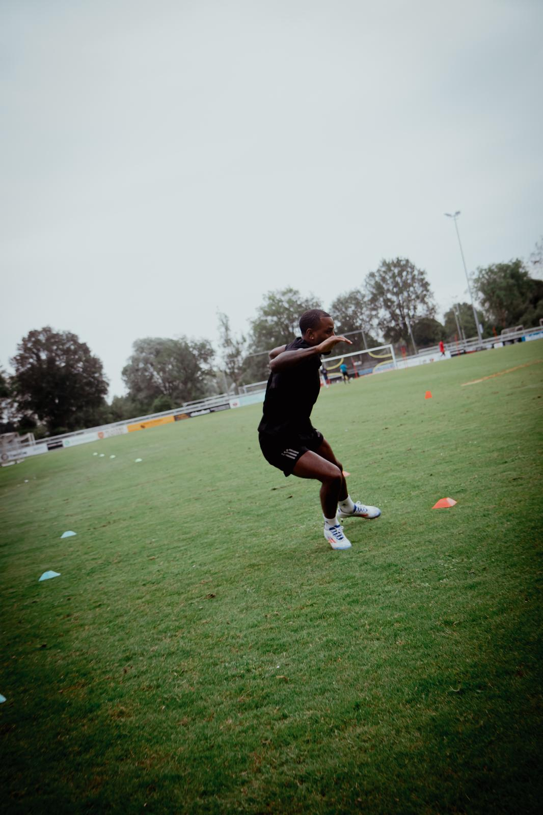 Speler van DPC Academy tijdens een wendbaarheidsoefening op het veld.