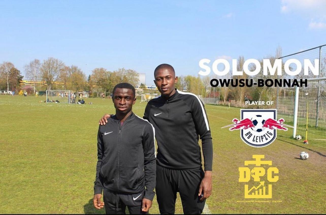 DPC Academy-moment met Solomon Bonnah op het trainingsveld.