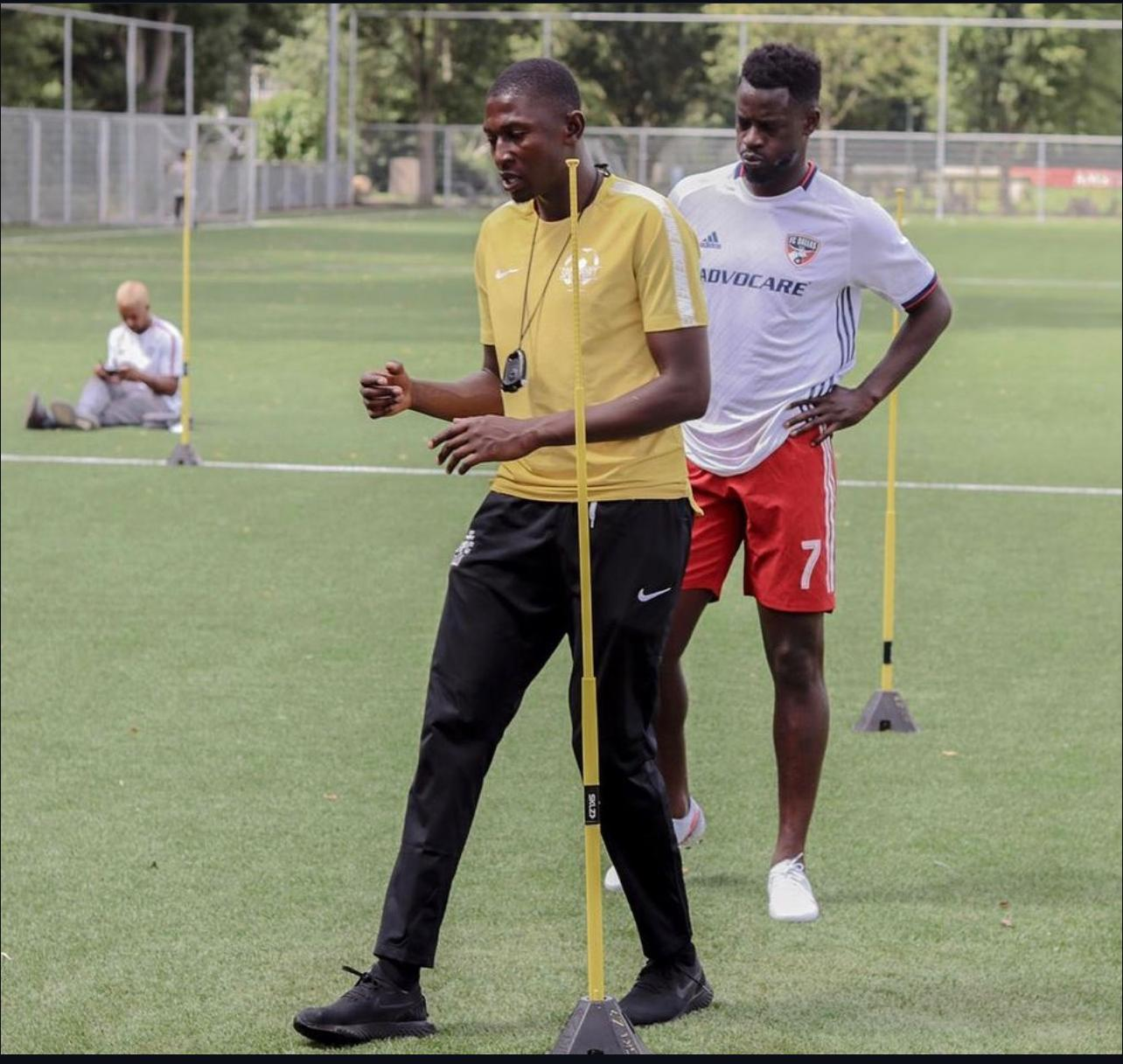Trainer van DPC Academy begeleidt een speler tijdens een technische oefening.
