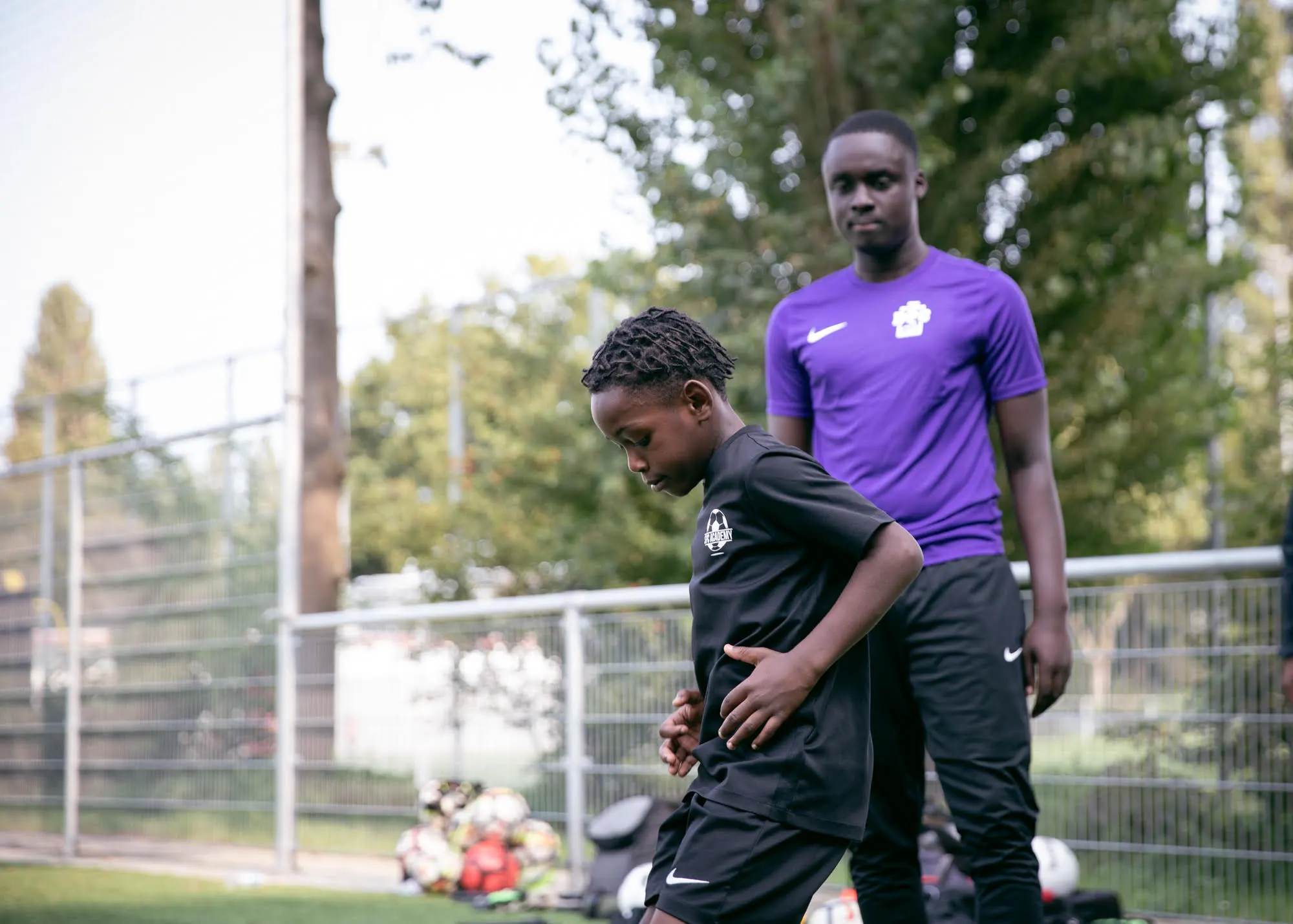 Jonge speler van DPC Academy tijdens een warming-up onder begeleiding van een trainer.